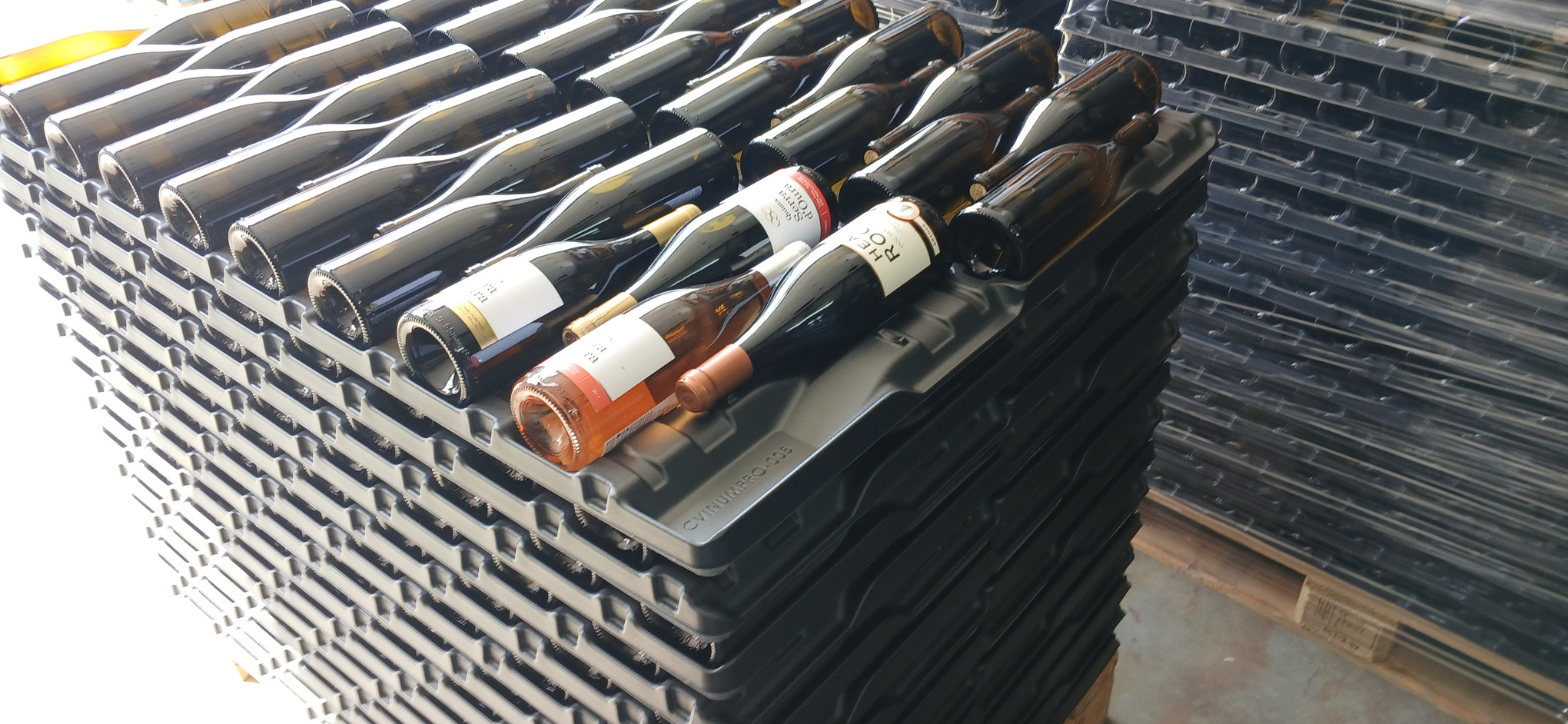 Botellas almacenadas con separadores VINUMPRO